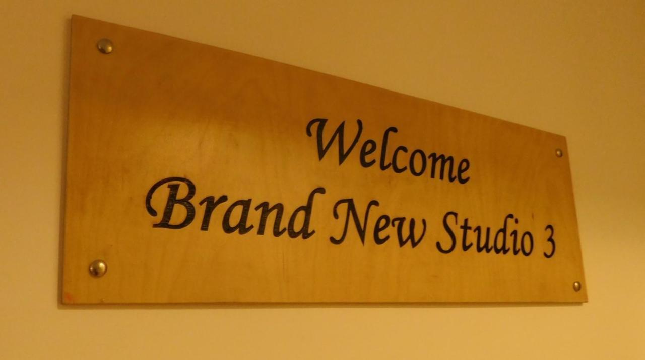 شقة كوموتيني  في Brand New Studio 3 المظهر الخارجي الصورة